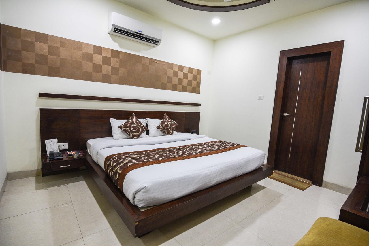 Hotel Royal Villas Бопал Екстериор снимка